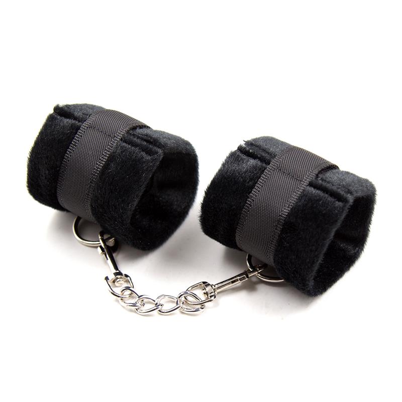 INTOYOU BDSM LINE - Handcuffs with Velcro with Long Fur Black — zdjęcie 2