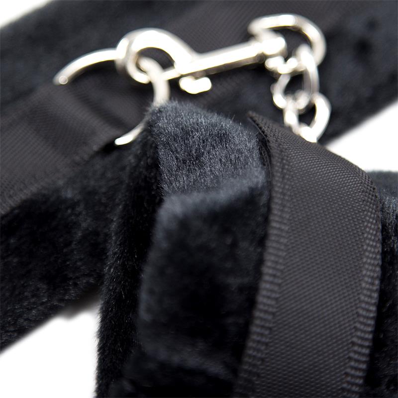 INTOYOU BDSM LINE - Handcuffs with Velcro with Long Fur Black — zdjęcie 4